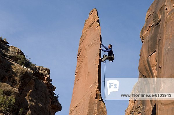 hoch  oben  Felsbrocken  Mann  Kirchturm  Eingang  schlank  klettern  Colorado  Sandstein