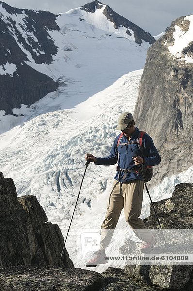Bergsteigen  Mann  wandern  Gletscher  Bugaboo Provincial Park  British Columbia  Kanada  Granit