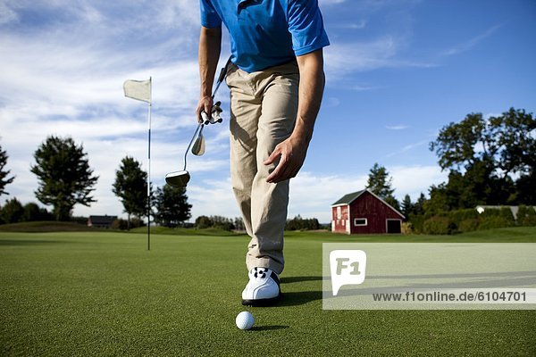 Mann gehen Ball Spielzeug Golfsport Golf