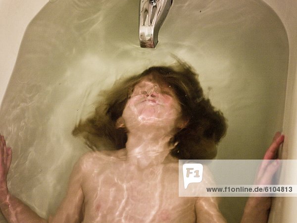 Wasser  unterhalb  gehen  Mädchen  Badewanne