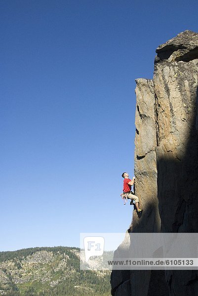 Felsbrocken  Hochformat  Außenaufnahme  Mann  Sport  Kirchturm  5  Richtung  Kalifornien  klettern