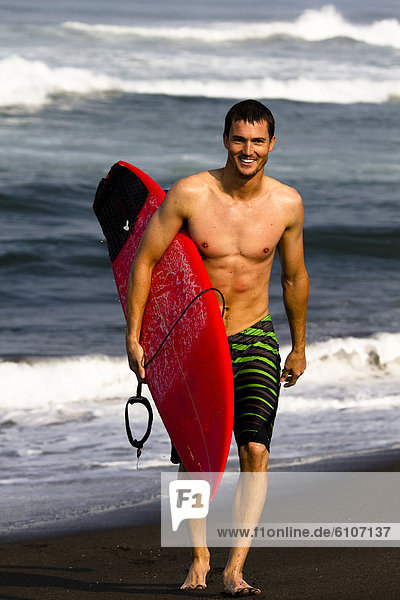 hoch  oben  einsteigen  gehen  Strand  unterhalb  halten  Surfboard  Wellenreiten  surfen  rot  Mexiko  Kleidung  Shorts