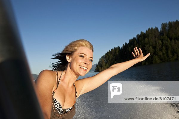 Wakeboarding  Wake boarding  Frau  Schönheit  lächeln  Sonnenuntergang  halten  Boot  jung  Idaho  Wakeboarding
