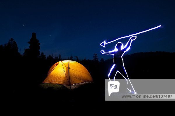 glühend  Glut  Mann  Sonnenuntergang  Beleuchtung  Licht  über  Zelt  streichen  streicht  streichend  anstreichen  anstreichend  In der Luft schwebend  Idaho