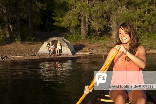 Frau  Fröhlichkeit  lächeln  Reise  See  camping  Kanu  jung  Idaho