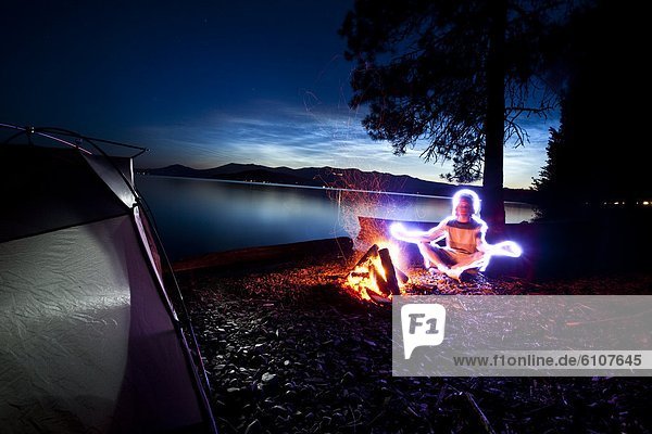 Lagerfeuer  Wasserrand  Mann  Reise  Beleuchtung  Licht  See  Meditation  camping  Zelt  streichen  streicht  streichend  anstreichen  anstreichend  vorwärts  Idaho