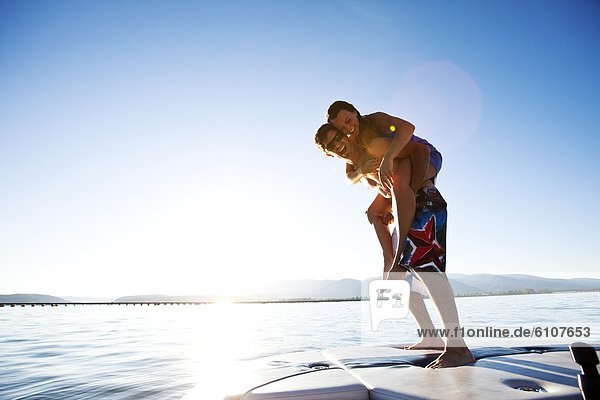 Wakeboarding  Wake boarding  lächeln  fahren  Boot  2  jung  huckepack  lachen  Idaho  mitfahren