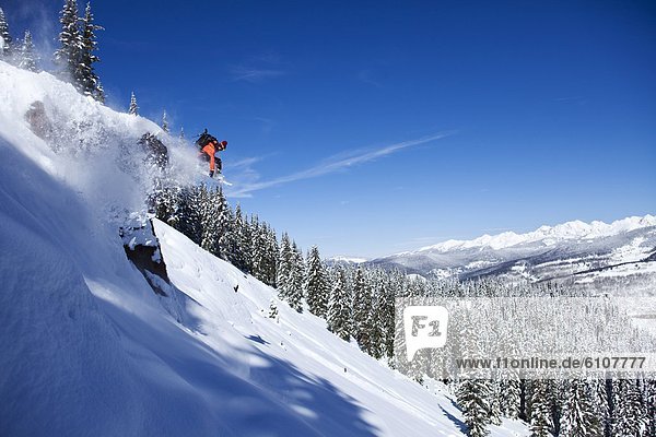 Snowboardfahrer  Tag  Steilküste  Athlet  springen  Gesichtspuder  Sonnenlicht  Colorado
