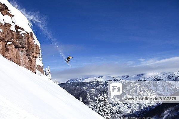 Skifahrer  Tag  Steilküste  Athlet  springen  Gesichtspuder  unbewohnte  entlegene Gegend  Sonnenlicht  Colorado