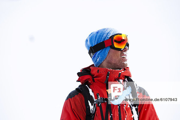 Berg  Snowboardfahrer  Frische  lächeln  drehen  Gesichtspuder  zerreißen  Colorado