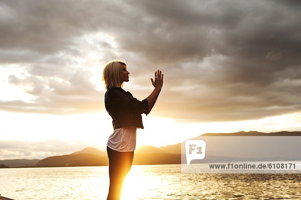 Frau  Schönheit  Sonnenuntergang  über  See  Meditation  jung  Idaho