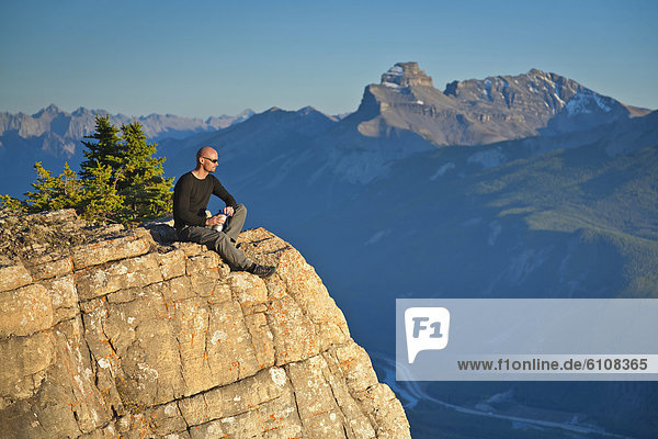 sitzend  Ecke  Ecken  Steilküste  wandern  Banff Nationalpark  Alberta  Kanada