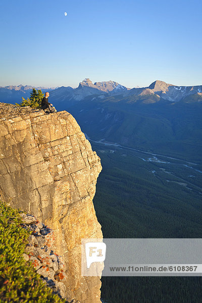 sitzend Ecke Ecken Steilküste wandern Banff Nationalpark Alberta Kanada