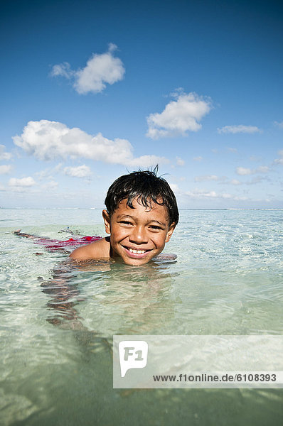 lächeln  Junge - Person  jung  schwimmen  Cook-Inseln  Lagune