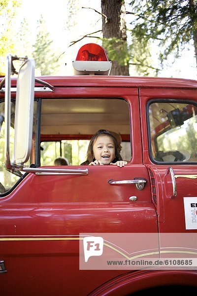Feuer  Lastkraftwagen  Spiel  jung  Mädchen