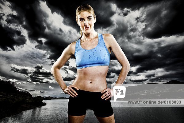 Frau  Pose  rennen  Athlet  schwarz  frontal  BH  blau  Composite  Stausee  Shorts  Sport