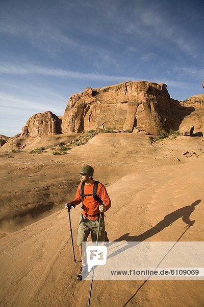 nahe  Mann  Brücke  wandern  jung  Moab  Utah