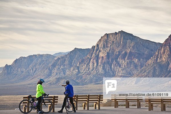 Vereinigte Staaten von Amerika USA Felsbrocken Bewunderung Schutz Fahrradfahrer Ende Nevada rot Ansicht 2 Zimmer Schlucht einstellen