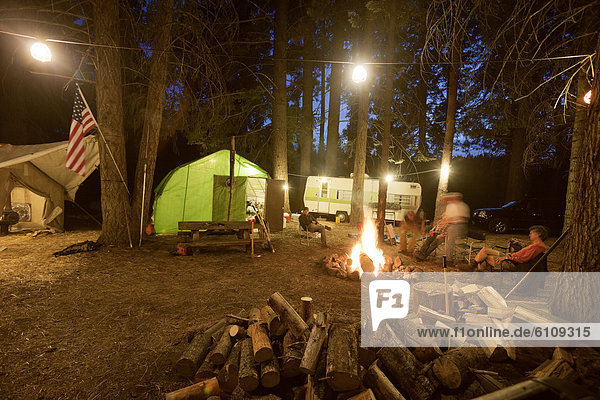 Feuerholz Lagerfeuer Fröhlichkeit camping