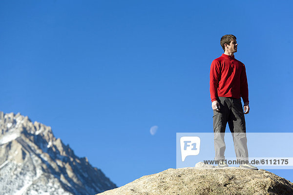 stehend  Mann  hoch  oben  Boulder