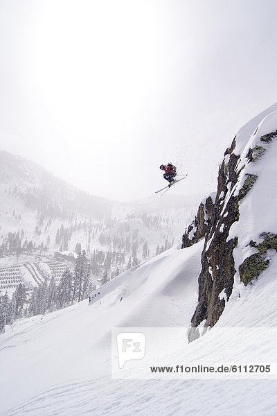 Skifahrer  Steilküste  Schnee  springen