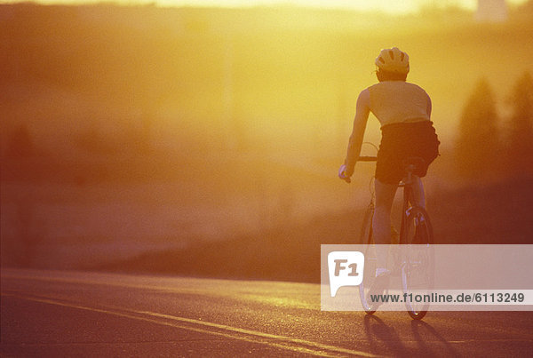 Sonnenuntergang  fahren  Fahrradfahrer  Fernverkehrsstraße