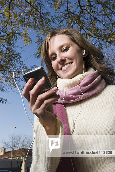 Frau  zuhören  Festung  MP3-Player  MP3 Spieler  MP3 Player  MP3-Spieler  Colorado  Innenstadt  Ipod