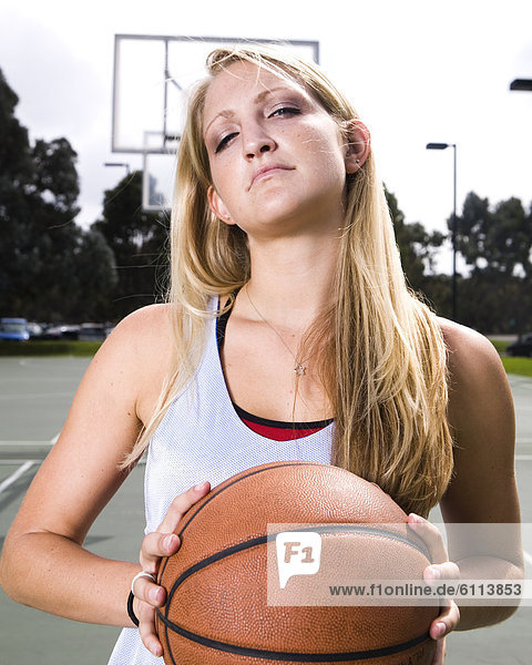 Portrait  Frau  Athlet  Basketball  spielen