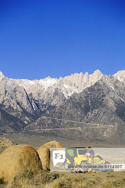 Frau  Berg  Mann  Wüste  Hintergrund  abhängen  Geländewagen