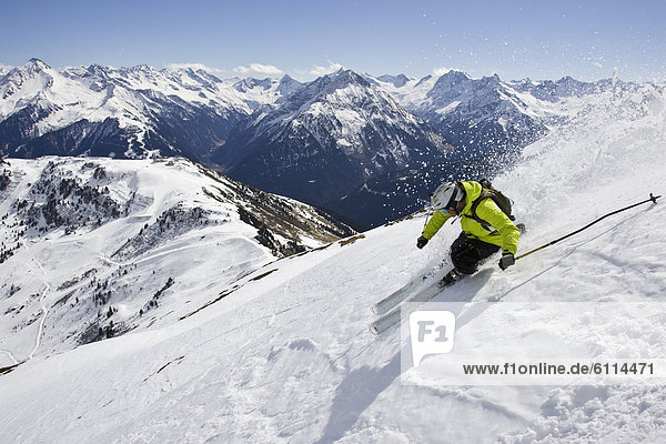 Mann  Ski  Urlaub  jung  Österreich