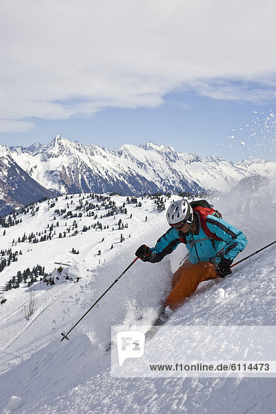 Mann  Ski  Frische  Urlaub  Gesichtspuder  jung  Österreich  Hang  steil