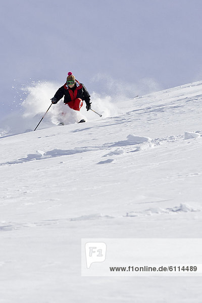 Mann  Ski  Urlaub  Gesichtspuder  jung  Skipiste  Piste  Österreich