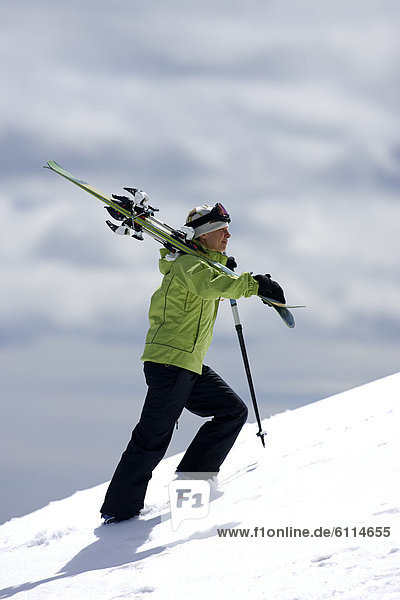Frau  Stiefel  verpacken  wandern  Skisport  unbewohnte  entlegene Gegend