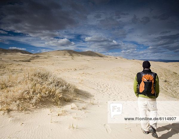 Mann  Landschaft  Wolke  gehen  Himmel  Wüste  Sand  unterhalb  Düne  Mojave-Wüste  Kalifornien