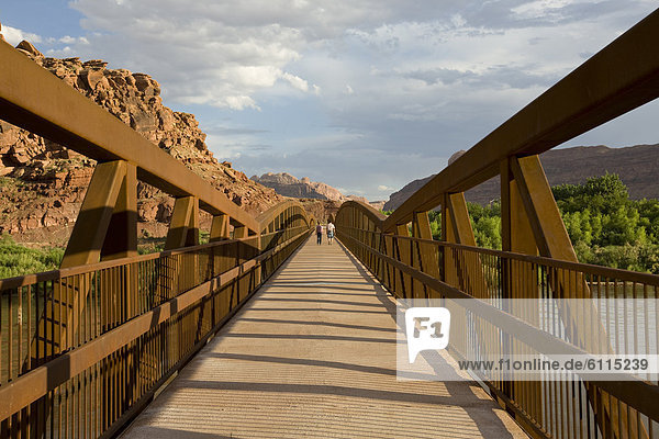 entfernt  Mensch  zwei Personen  Menschen  gehen  Brücke  2  Moab  Utah