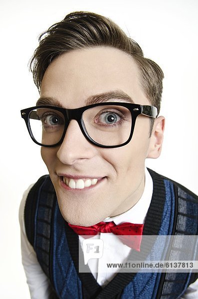 Mann mit Brille grimassiert