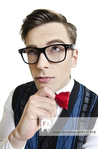 Mann mit Brille denkt nach