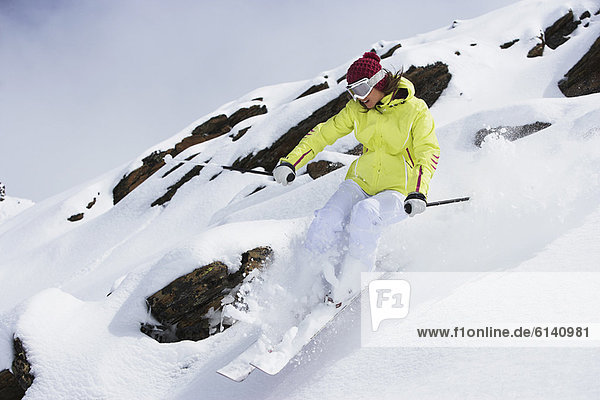 Skifahrer Schnee Küste Hang