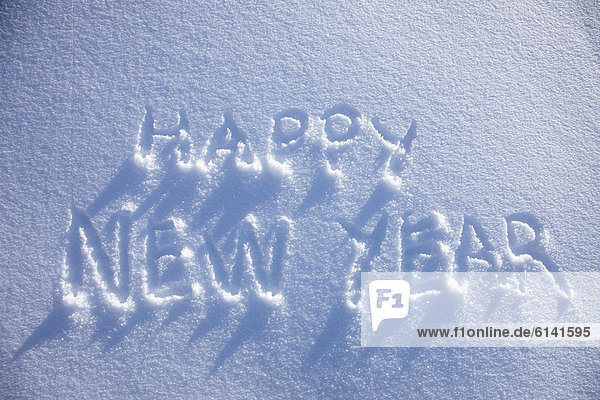 Frohes neues Jahr im Schnee geschrieben