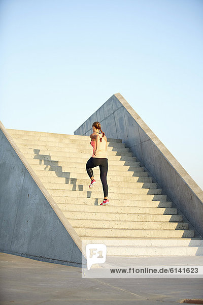 Frau  rennen  Treppenhaus
