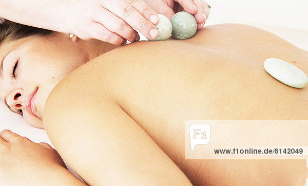 Frau mit Hot-Stone-Massage im Spa