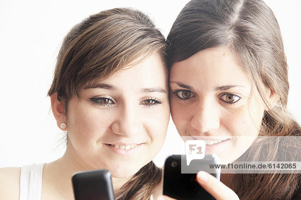 Teenager-Mädchen  die Mobiltelefone benutzen