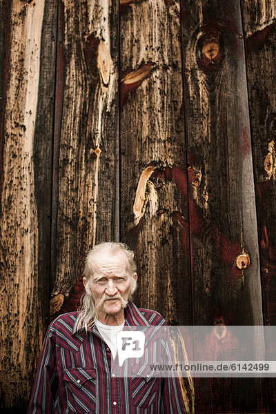 Älterer Mann vor der Scheune  Porträt
