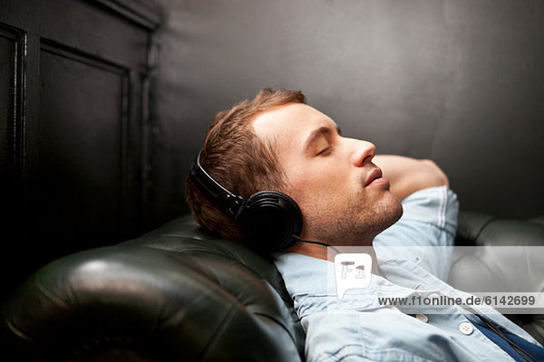 Mann mit Kopfhörer beim Musikhören