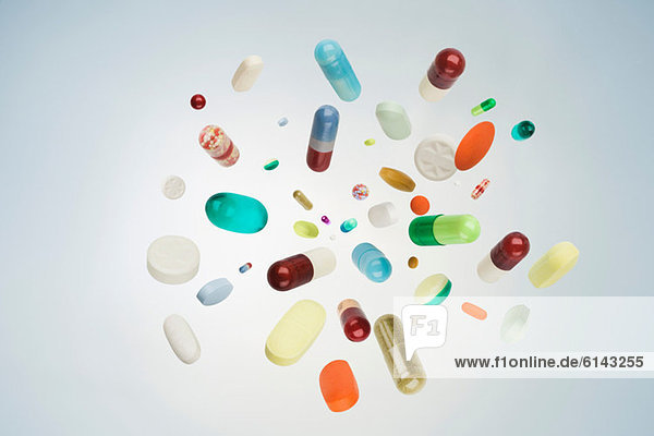 Pillen  Tabletten und Kapseln in der Luft