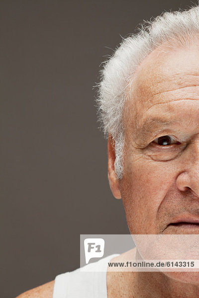 Kontemplativer älterer Mann  Porträt aus nächster Nähe