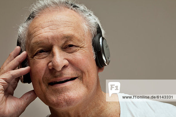 Senior Mann mit Kopfhörer  Portrait