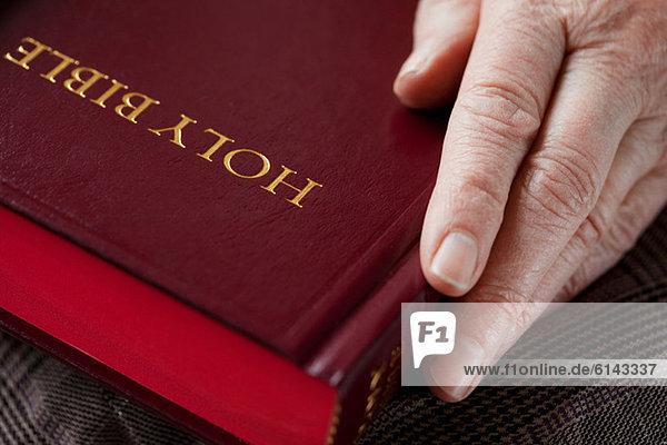 Seniorin mit Bibel