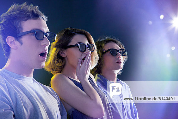 Menschen in 3D-Brillen mit Blick auf das Licht
