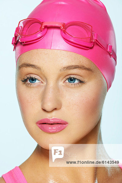 Schwimmerin mit rosa Brille und Mütze